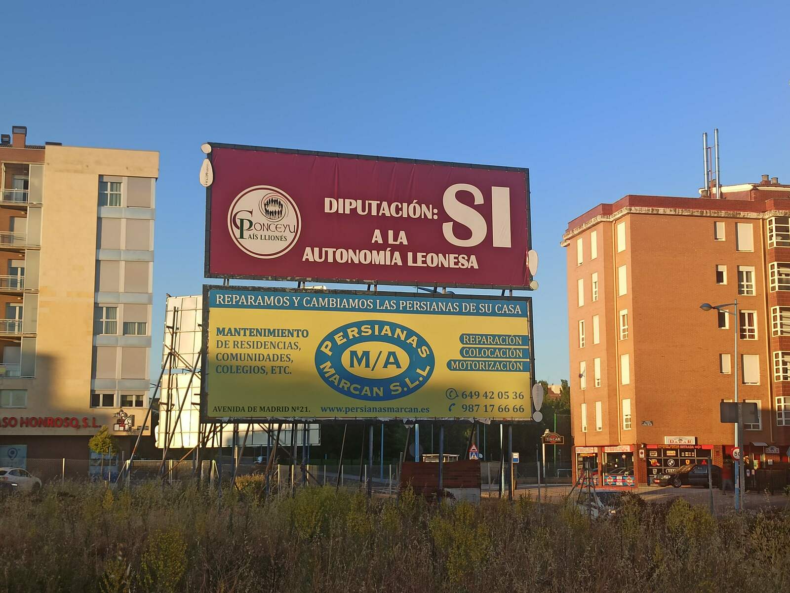 Valla instalada en la avenida General Gutiérrez Mellado de la capital. | L.N.C.