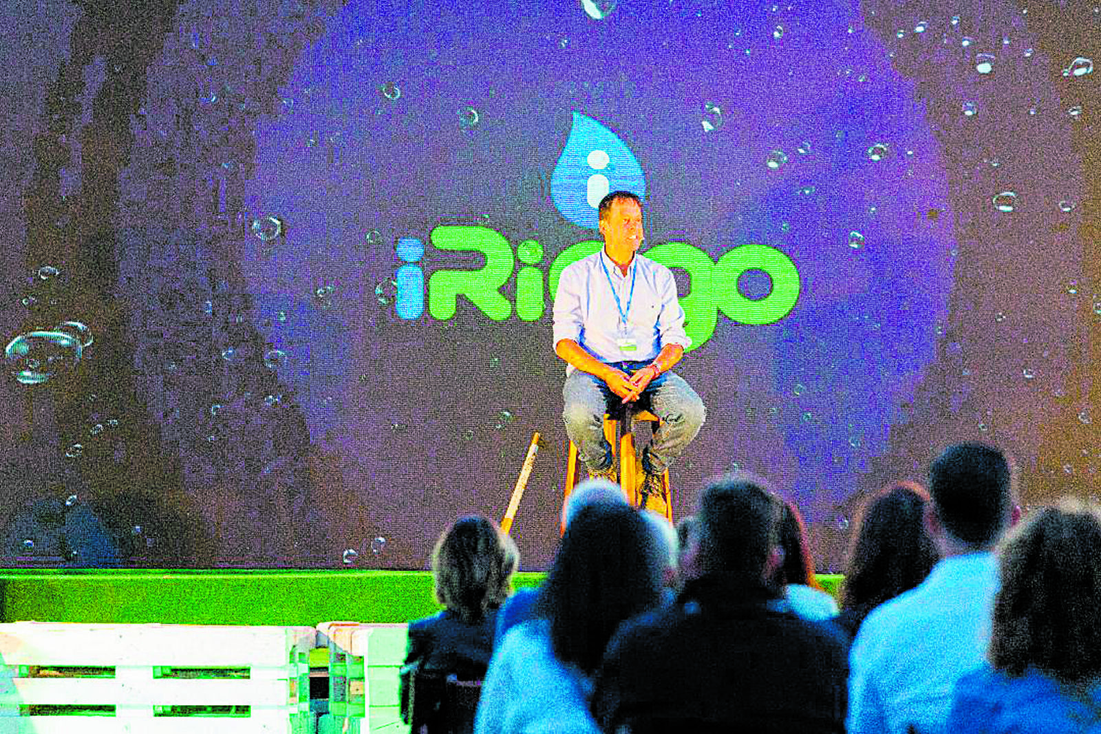 Paco Fernández, fundador y gerente, expone el funcionamiento de la tecnología de IRiego. | LNC