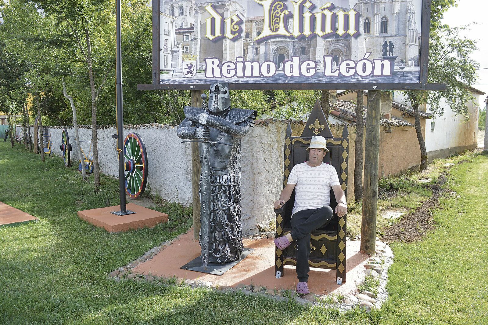 Dionisio Romo, Dioni, sentado en el trono que preside el nuevo parque de Villaverde Arcayos, inaugurado en la mañana de este sábado. | F. FERNÁNDEZ
