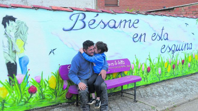 El autor de los murales del pueblo, Jesús, cumple con su hija con lo que dice uno de ellos. El autor de los murales del pueblo, Jesús, cumple con su hija con lo que dice uno de ellos.