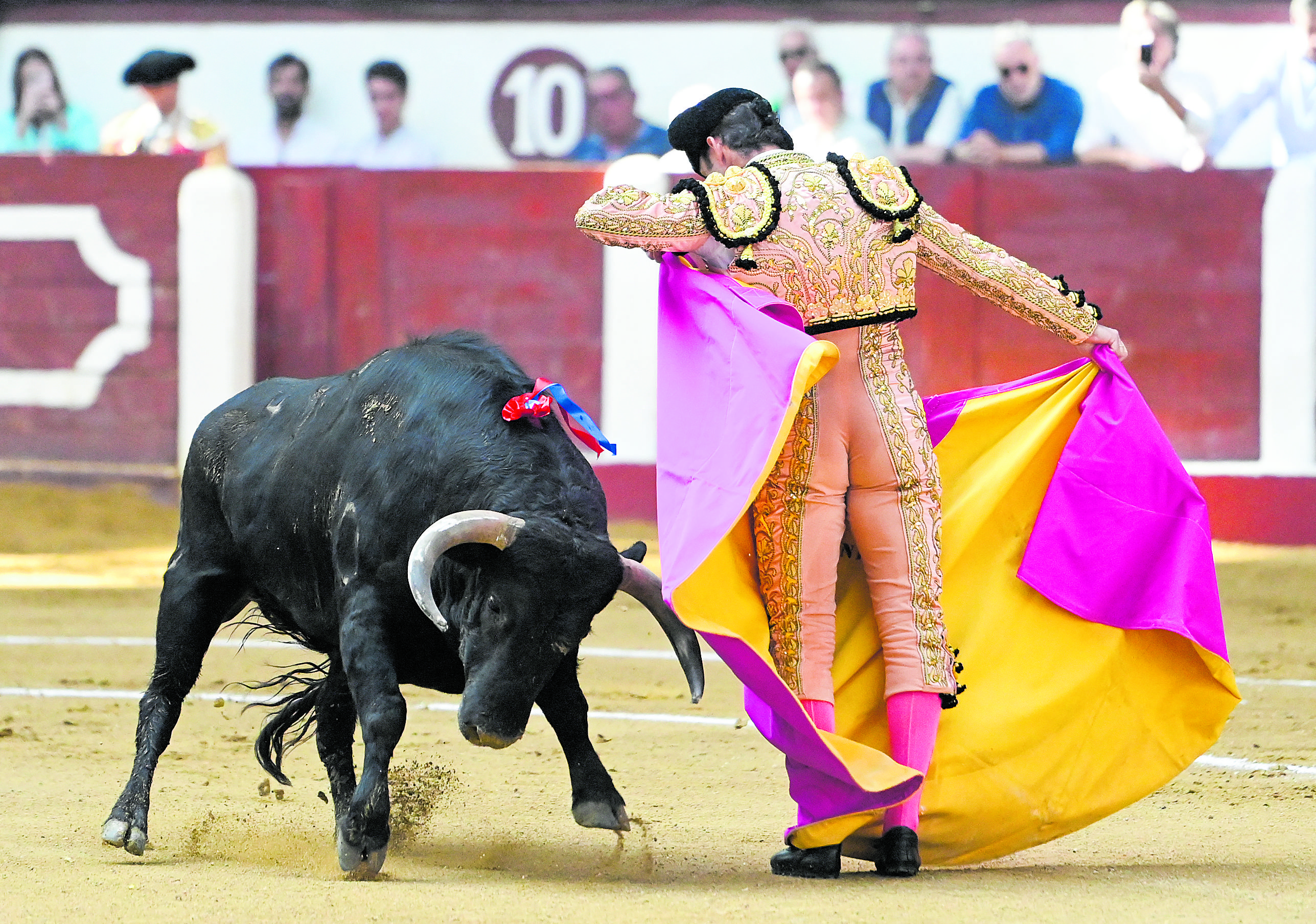 Uno de los instantes de la corrida de toros de la Fiestas de San Juan de la capital leonesa celebrada en la tarde de este sábado. SAÚL ARÉN