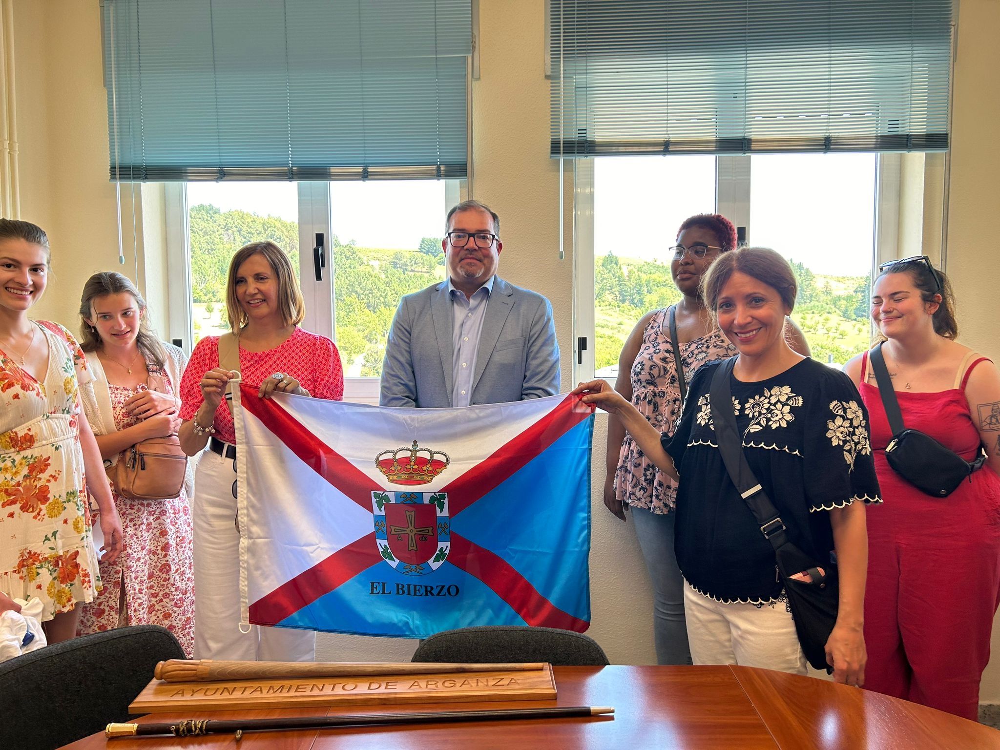 El alcalde de Arganza recibió en el Ayuntamiento a la expedición estadunidense.