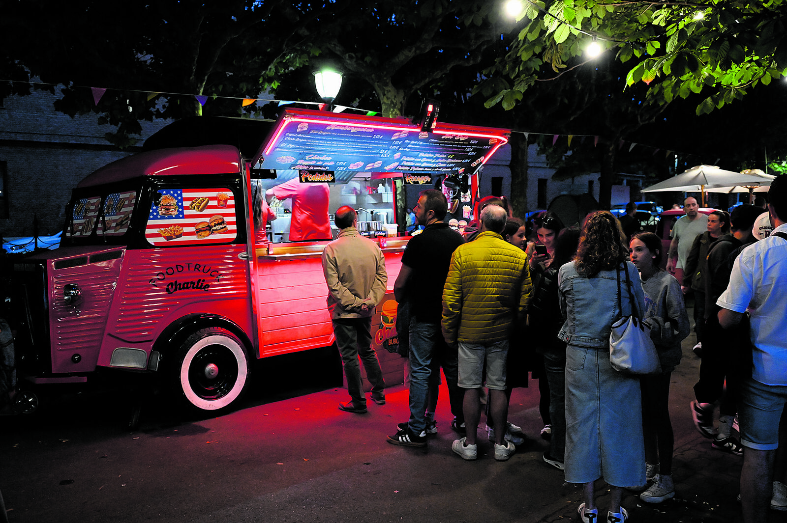 Colas para pedir una de las propuestas que ofrecen durante estos días los ‘food trucks’ ubicados en el jardín de San Francisco.  | SAÚL ARÉN
