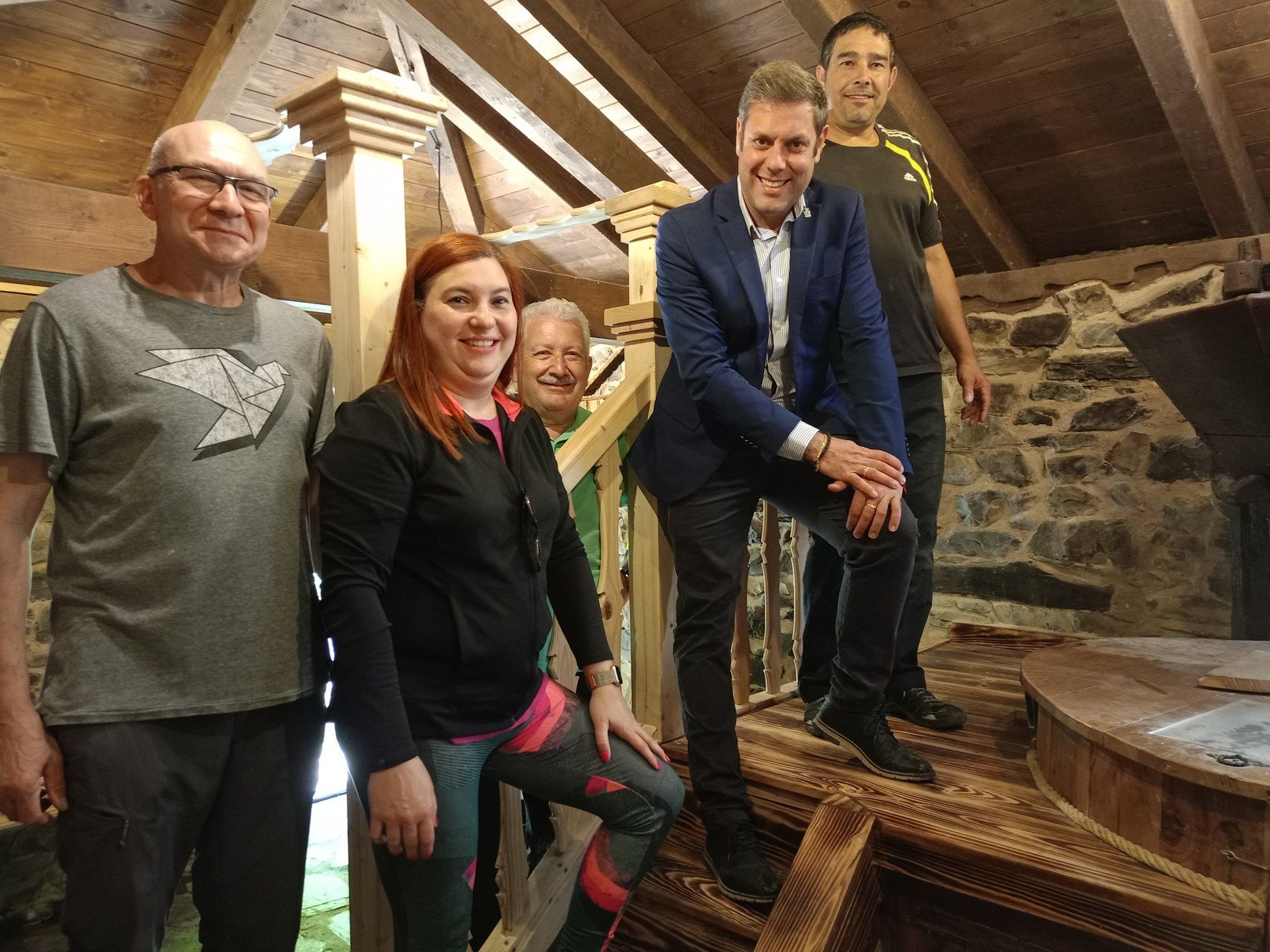 El concejal de Medio Rural con los vecinos, dentro del Molino de Vegamolín.
