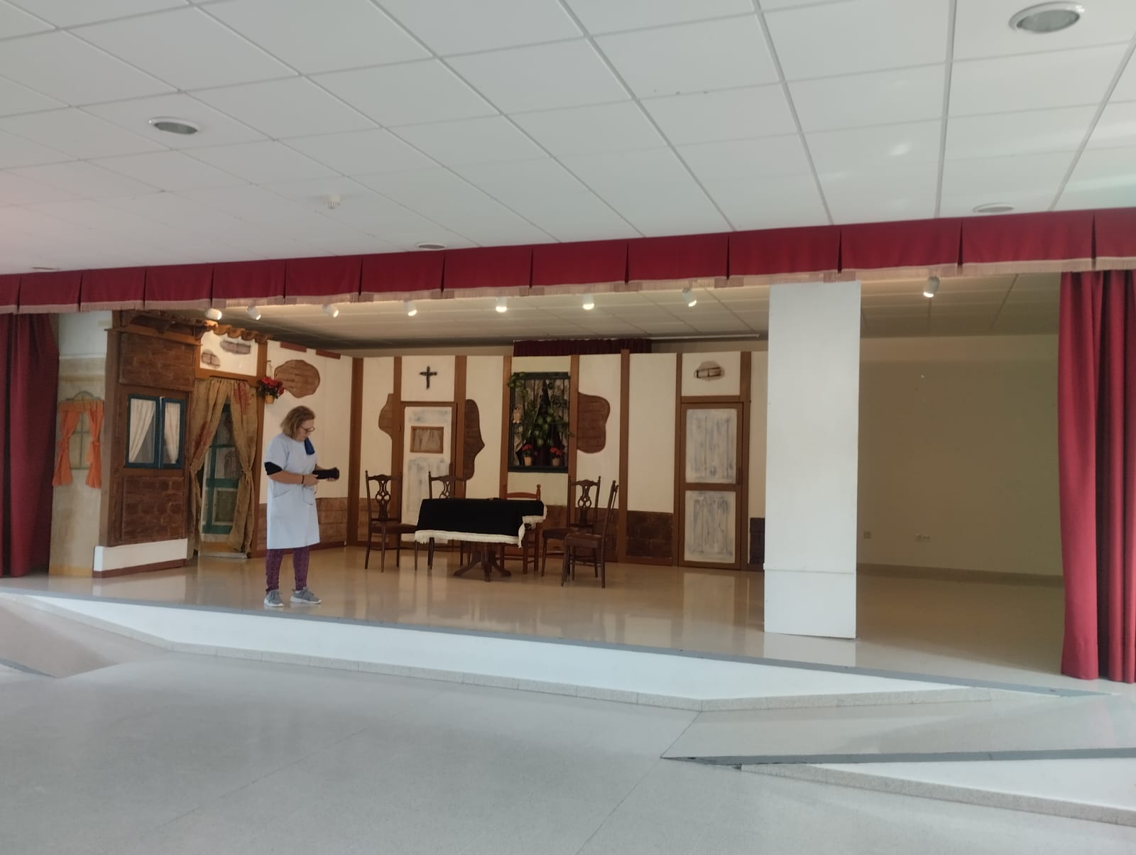 Decorado preparado por los propios actores para acoger la obra.