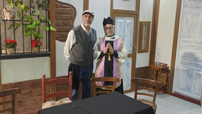 Maxi, a la derecha de la imagen y Nacho, uno de los actores de la obra, en pleno ensayo. Maxi, a la derecha de la imagen y Nacho, uno de los actores de la obra, en pleno ensayo.