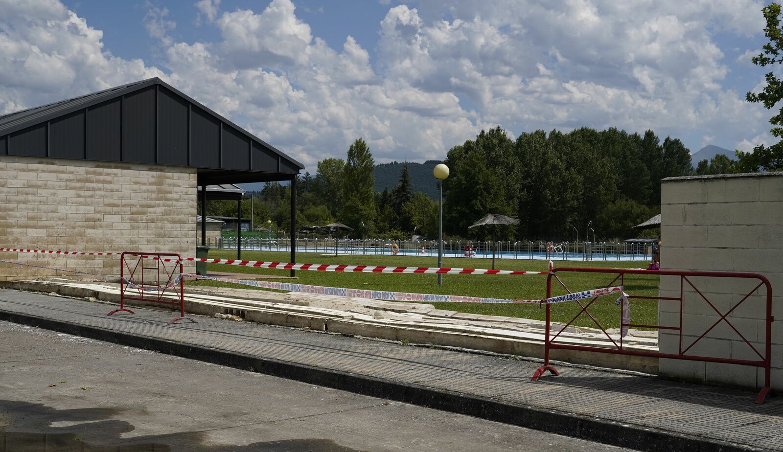 La tormenta se llevó por delante el muro de la piscina de Fuentesnuevas. | César Sánchez (Ical)