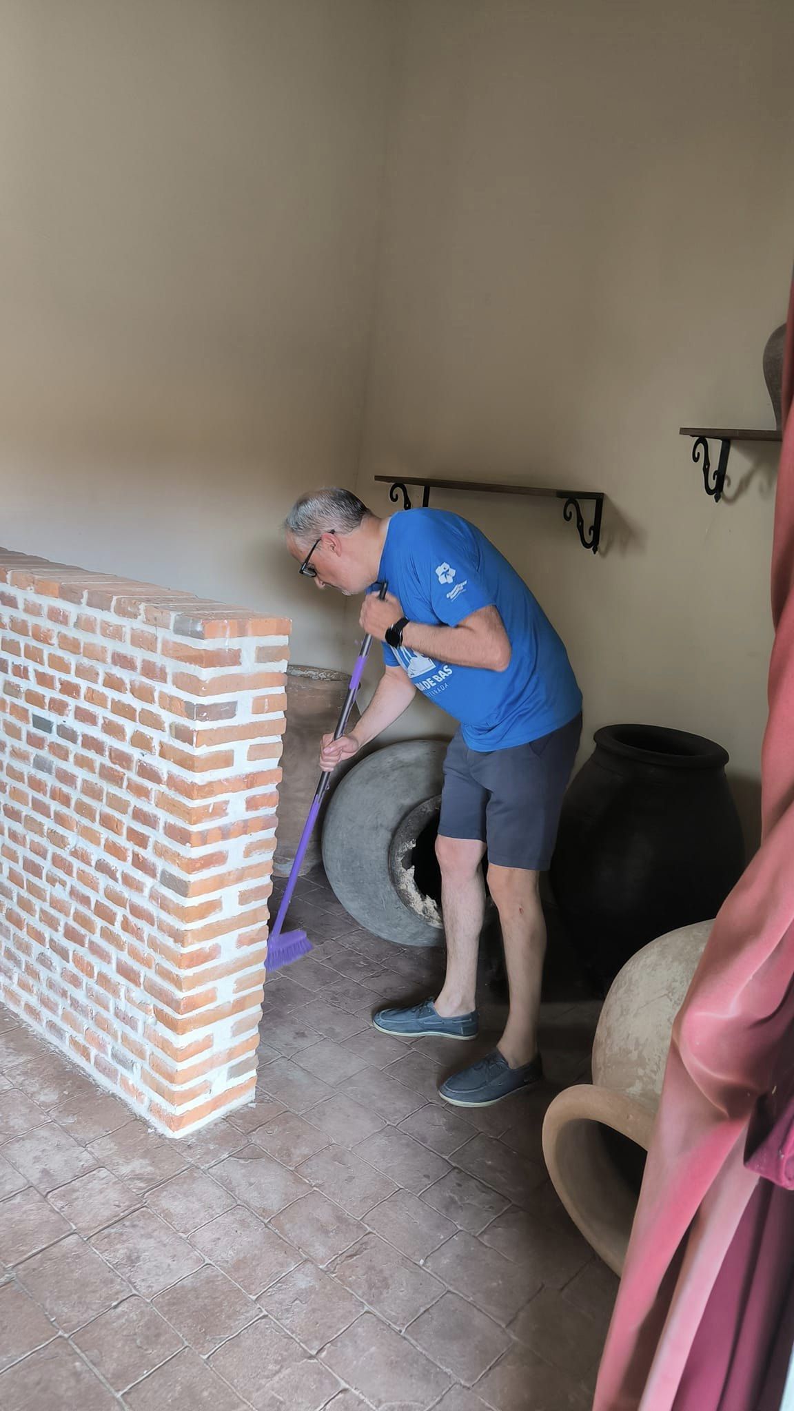 El propio presidente ayudó en la tareas de limpieza. 