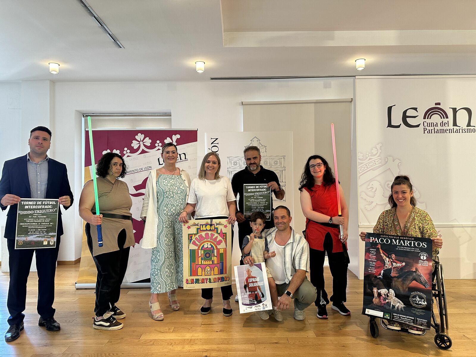 Orejas acompañada de Darío, sus padres y los promotores del evento benéfico. | L.N.C.