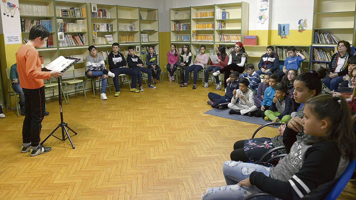 Un niño leyendo el libro ‘Harry Potter y la piedra filosofal’ en el colegio González de Lama. | MAURICIO PEÑA