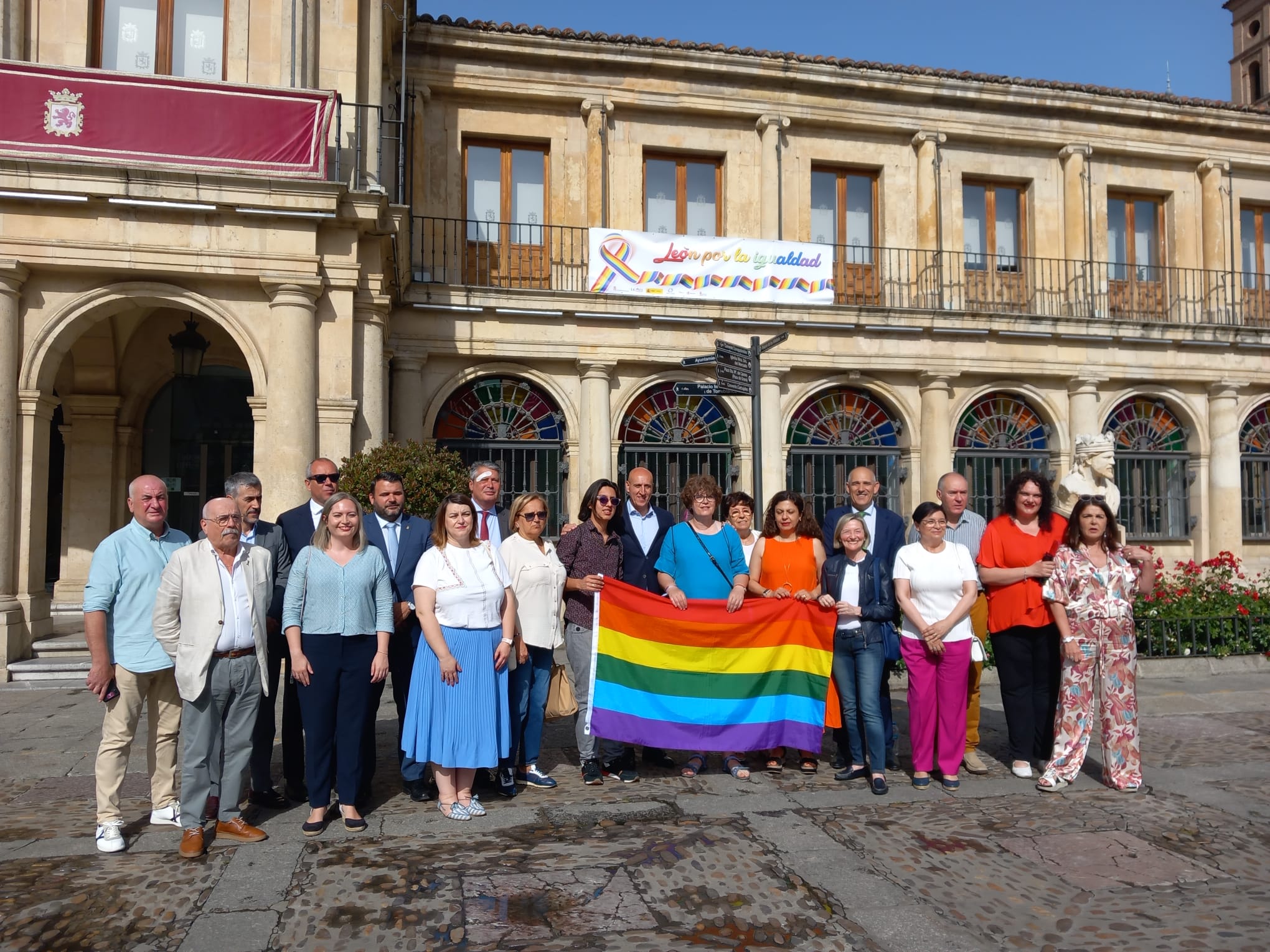 El alcalde de León, junto a concejales del PSOE, UPL y PP, posan con la asociación Awen LGTBI. | D.I.