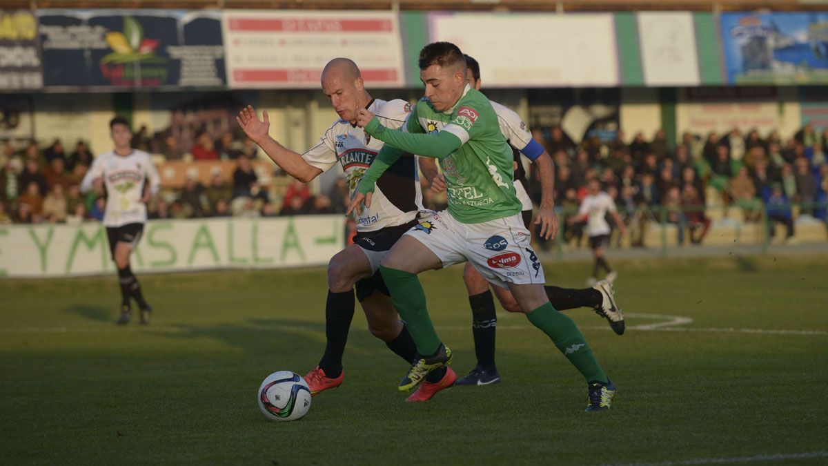 Diego conduce el balón ante Delgado en el partido de ida en La Eragudina. | MAURICIO PEÑA