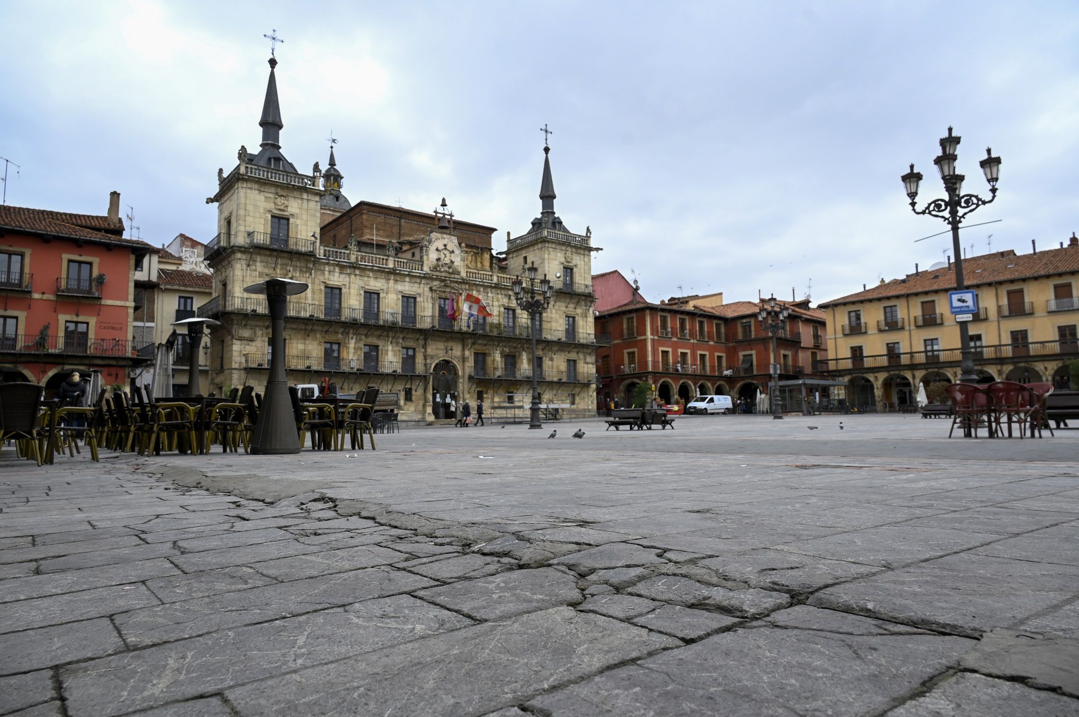 La rehabilitación de fachadas en la plaza Mayor se unirá al nuevo pavimento. | SAÚL ARÉN