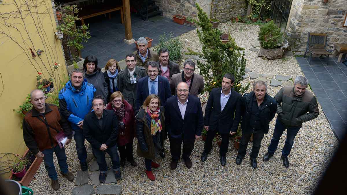 Una reunión del Consorcio de Turismo de la Diputación de León con representates de turismo rural en La Losilla. | MAURICIO PEÑA