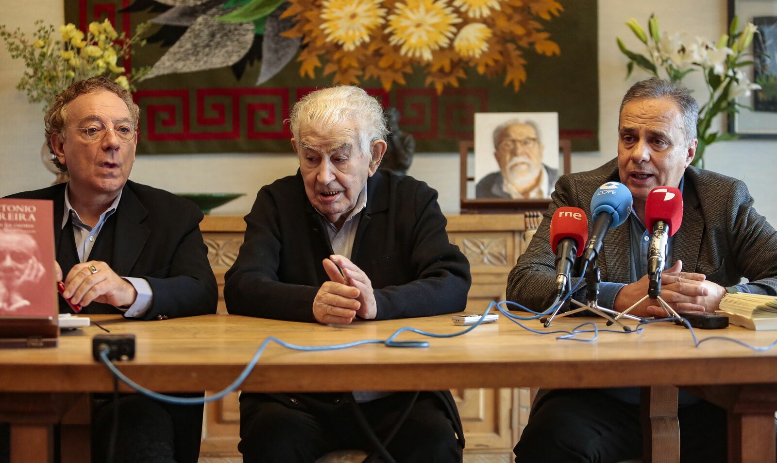 Juan Carlos Mestre, Antonio Gamoneda y Joaquín Otero en la presentación del premio. | CAMPILLO (ICAL)