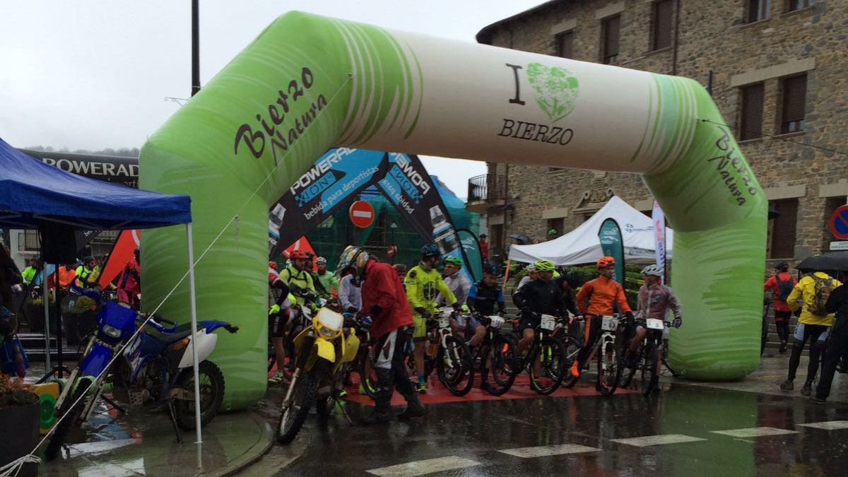 La intensa lluvia marcó este sábado la salida de la BTT Minera. | L.N.C.