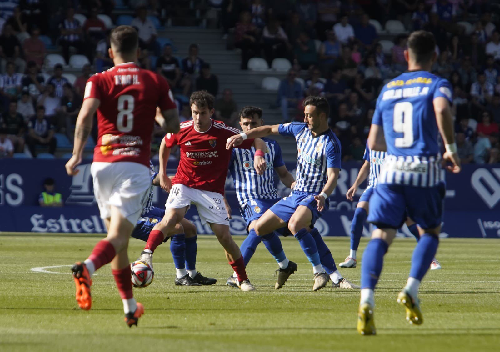 Nacho Castillo controla el balón durante el partido en El Toralín. | SDP