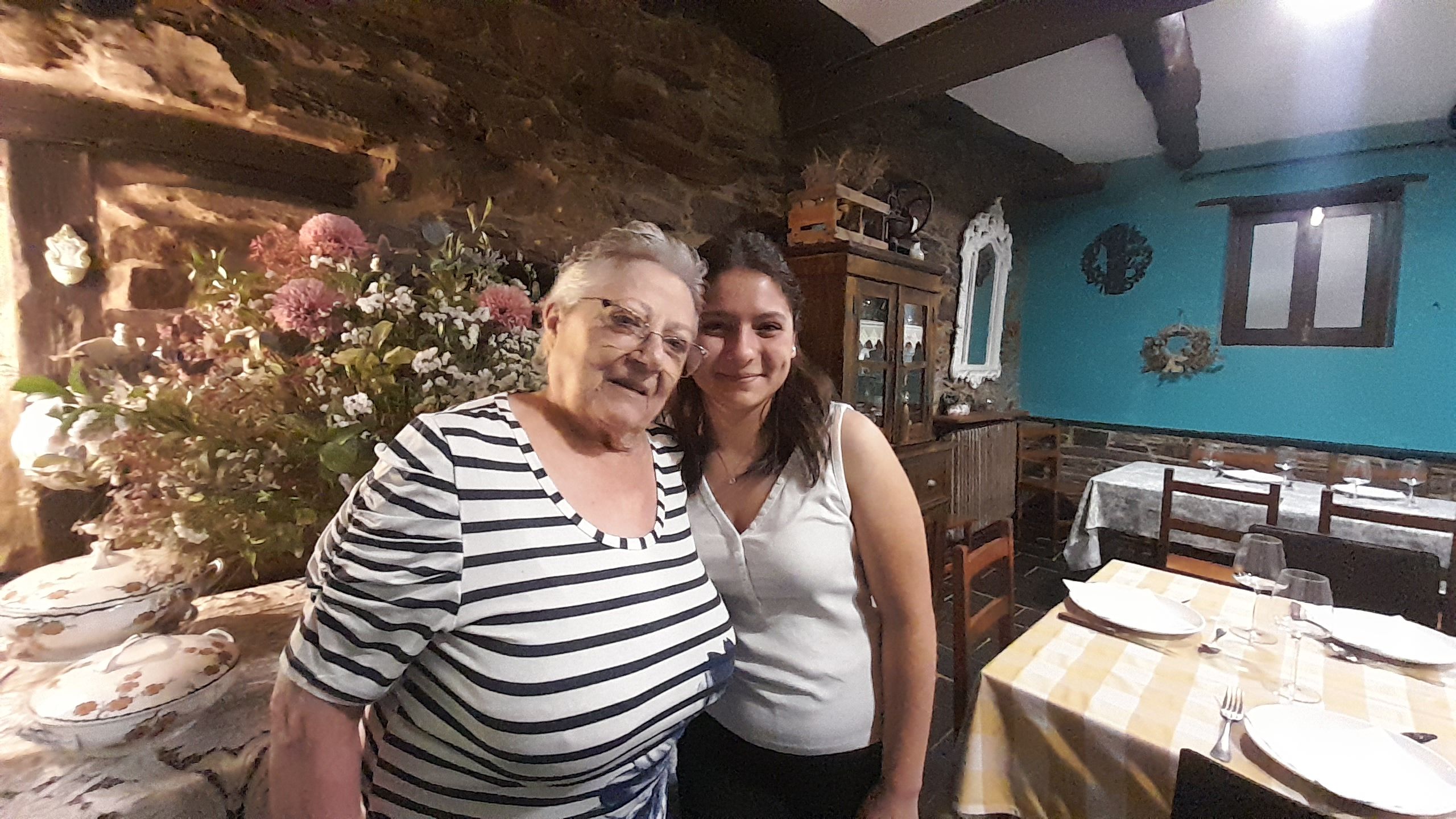 Julia y Trini en el Mesón El Conde, de la "condesa", en Anllares. | MAR IGLESIAS