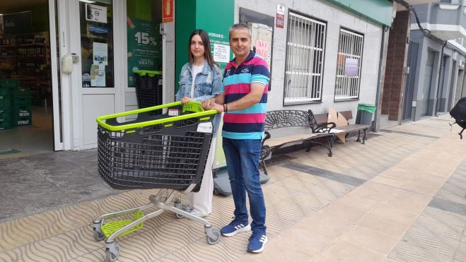 Andrea y Pedro en la tienda de Vega de Espinareda. | MAR IGLESIAS Andrea y Pedro en la tienda de Vega de Espinareda. | MAR IGLESIAS