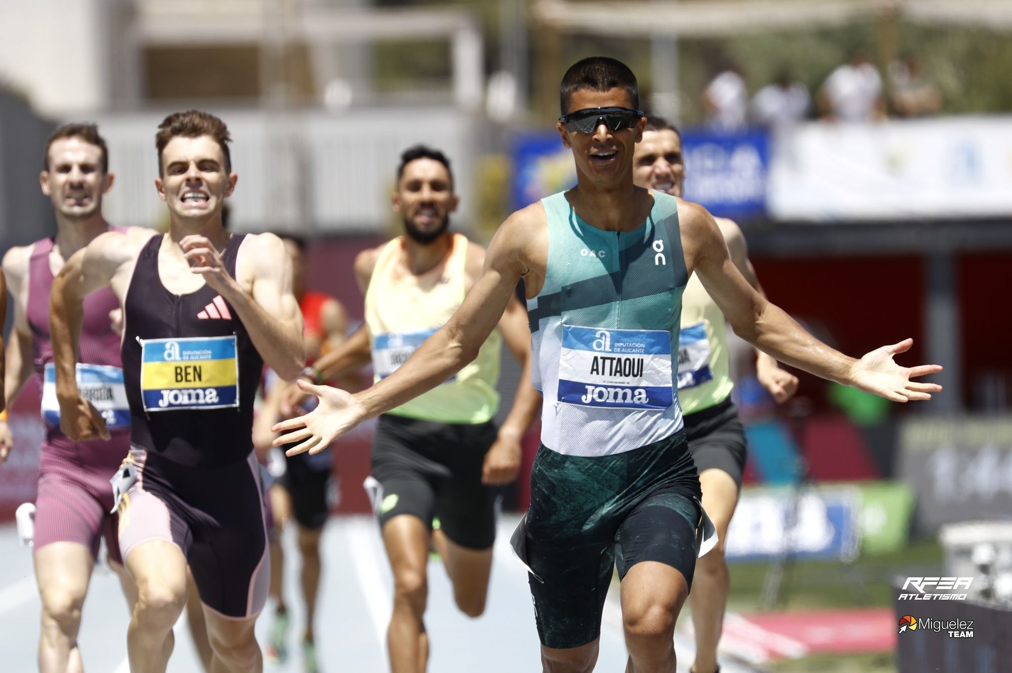 Saúl Ordóñez, entrando en meta al fondo en la final de 800. | RFEA