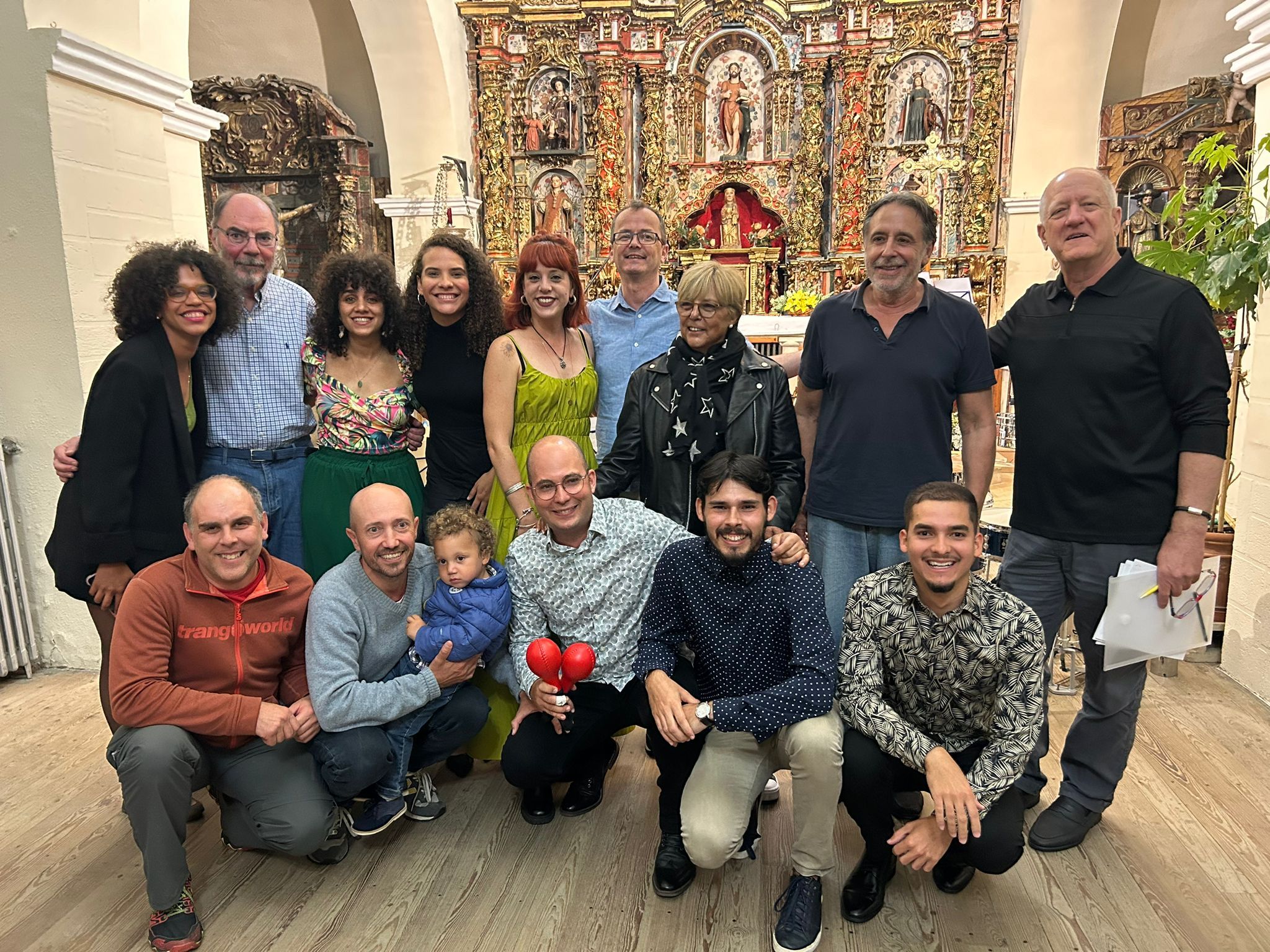 Los integrantes de Espirales con la alcaldesa de Murias y algunos vecinos. | L.N.C.