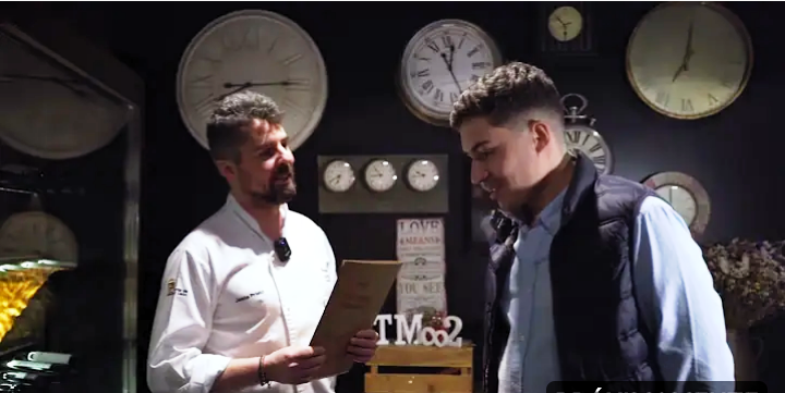 El cocinero Jesús Serrano y el concejal Borja González durante el programa ‘Sintonía Joven’. L.N.C.