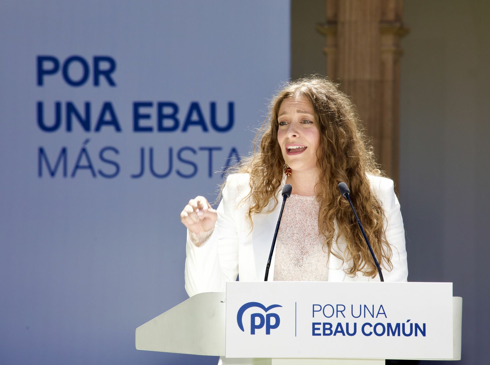 La leonesa Ester Muñoz  fue la encargada de defender en el Colegio Arzobispo de Salamanca el acuerdo. | ICAL