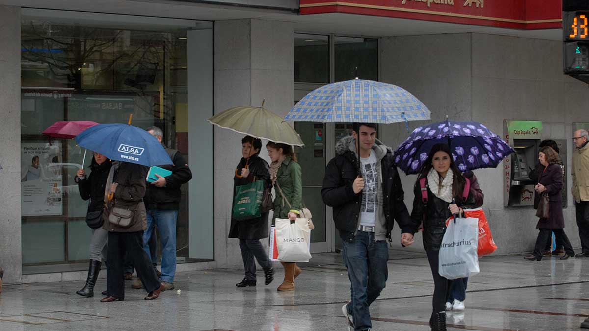 El comercio leonés parece levantar cabeza después de una crisis que se ha llevado por delante miles de puestos de trabajo. | MAURICIO PEÑA