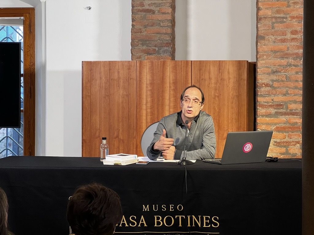 El profesor Roberto Castrillo Soto es el guía en el recorrido. | L.N.C.