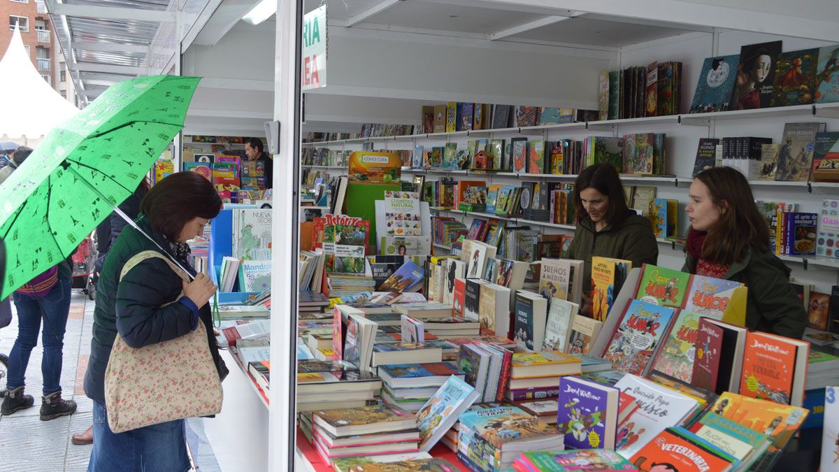 La lluvia, la principal culpable del descenso de las ventas en la Feria del Libro de Ponferrada. | L.N.C.