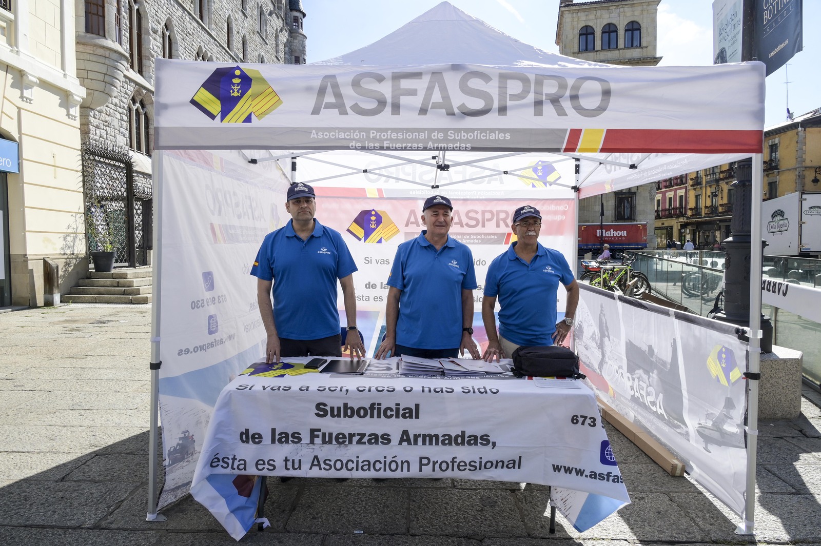 Carpa instalada este martes en la plaza de Botines por la Asociación Profesional de Suboficiales de las Fuerzas Armadas. | MAURICIO PEÑA