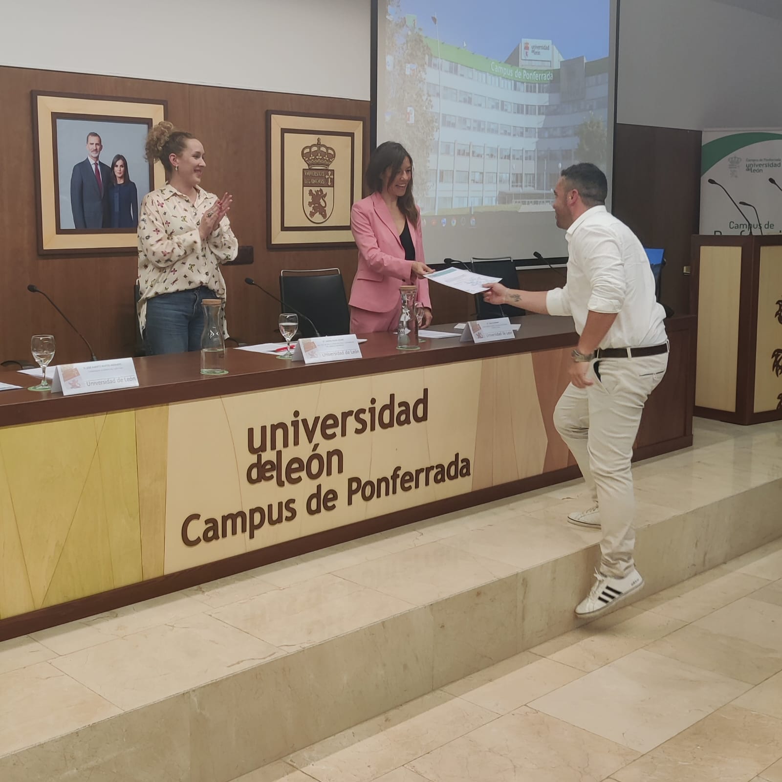 Entrega de diplomas en el salón de actos del Campus de Ponferrada. | L.N.C.