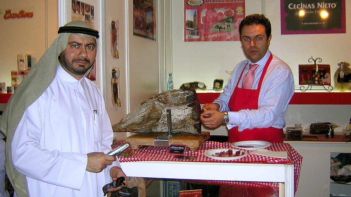 La empresa de Cecinas Nieto de Astorga (León) expone su cecina halal en la feria gastronómica de Dubai. | ICAL La empresa de Cecinas Nieto de Astorga (León) expone su cecina halal en la feria gastronómica de Dubai. | ICAL
