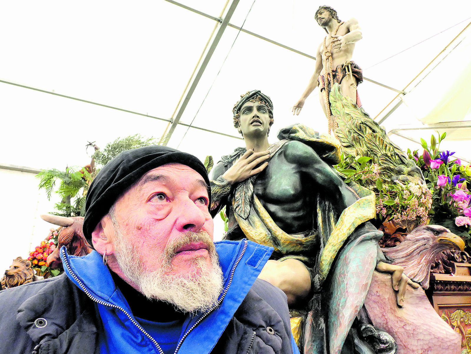 El artista eleva la mirada, junto al evangelista San Juan, con su águila.| G.F.C. El artista eleva la mirada, junto al evangelista San Juan, con su águila.| G.F.C.