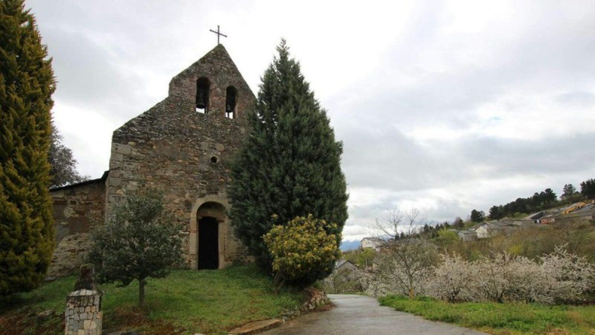 Imagen del exterior del templo, al lado del pueblo de Pieros.