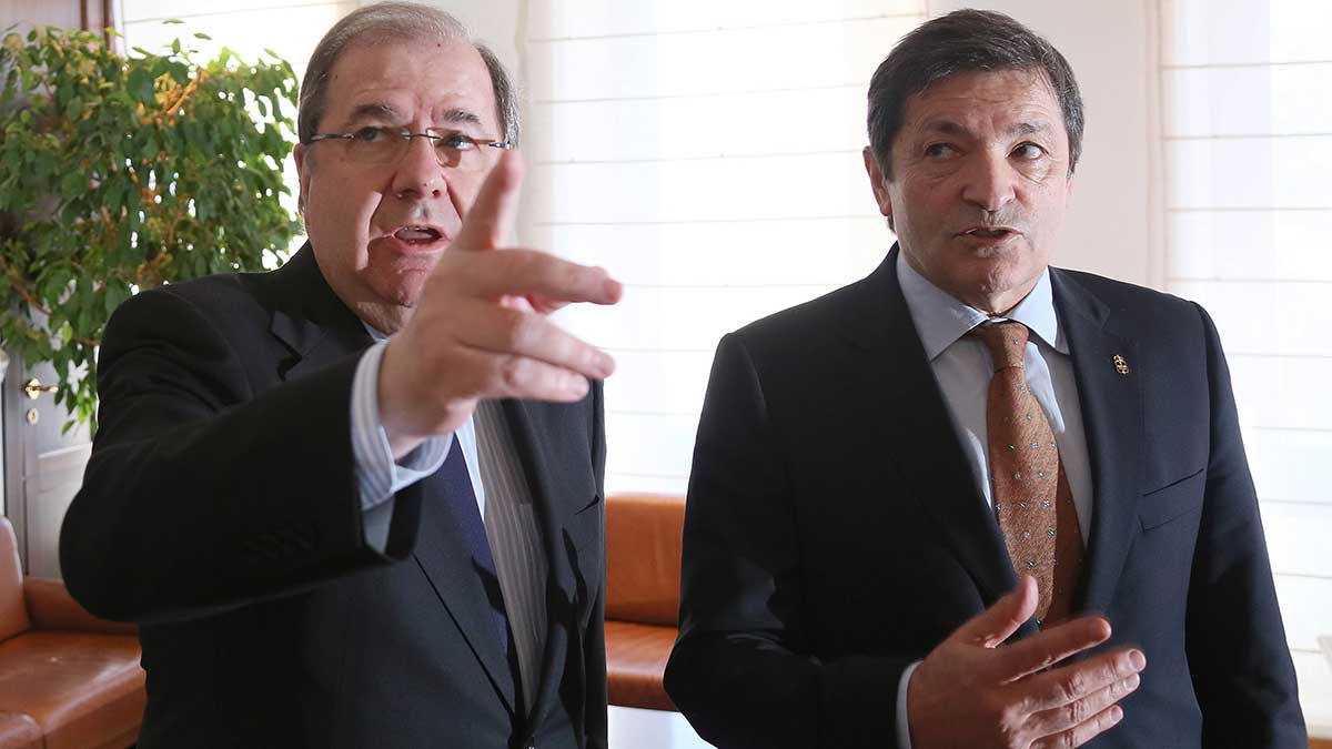 El presidente de la Junta de Castilla y León, Juan Vicente Herrera, se reúne con el presidente del Principado de Asturias, Javier Fernández. | EDUARDO MARGARETO (ICAL)