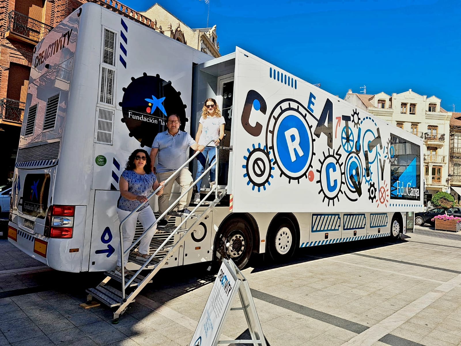 Representantes municipales en el autobús instalado por La Caixa en La Bañeza. | L.N.C.