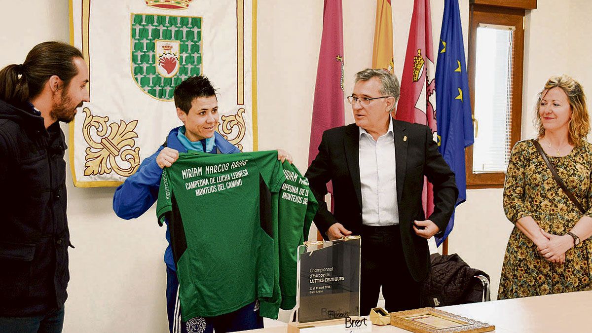 Representantes del Ayuntamiento de Valverde y la Junta Vecinal de Montejos agasajaron este lunes a la luchadora local.