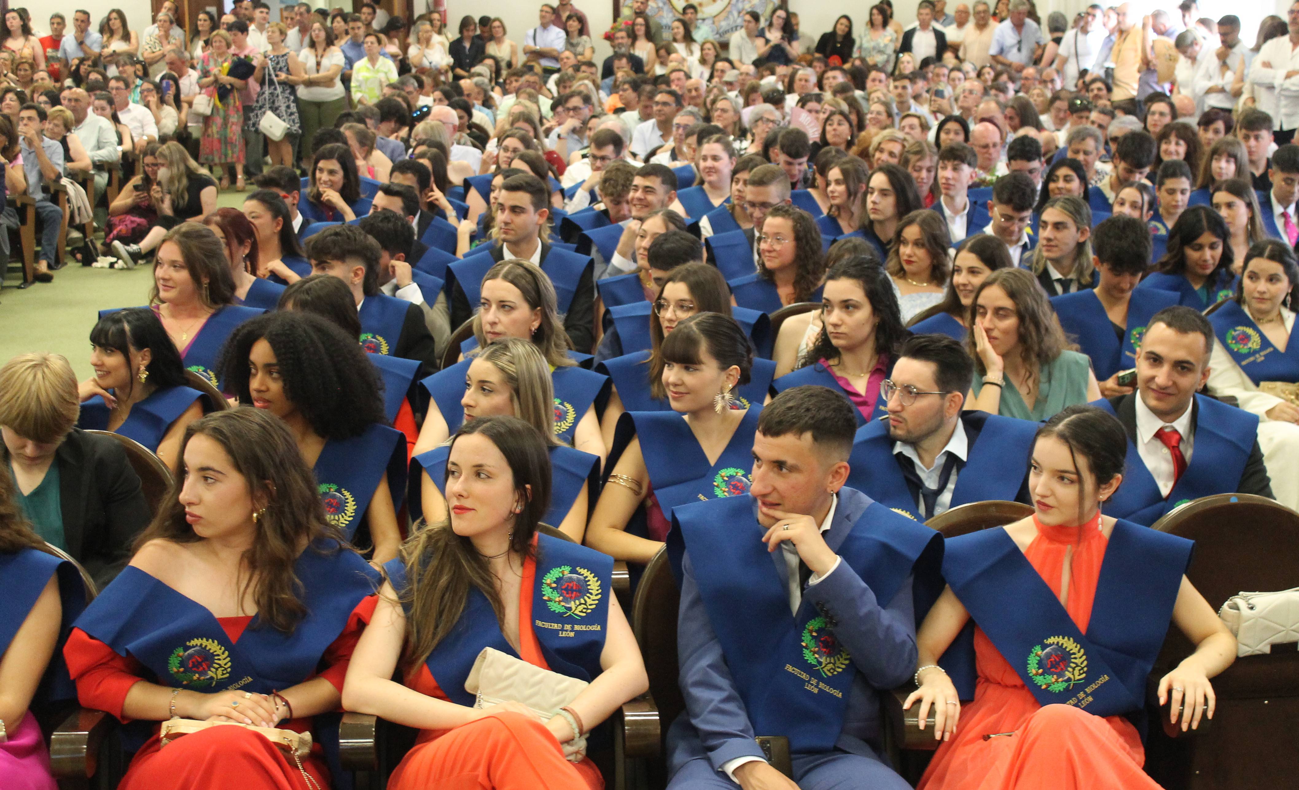 Un instante durante la graduación de la promoción 23-24 de la Facultad de Biología. | L.N.C.