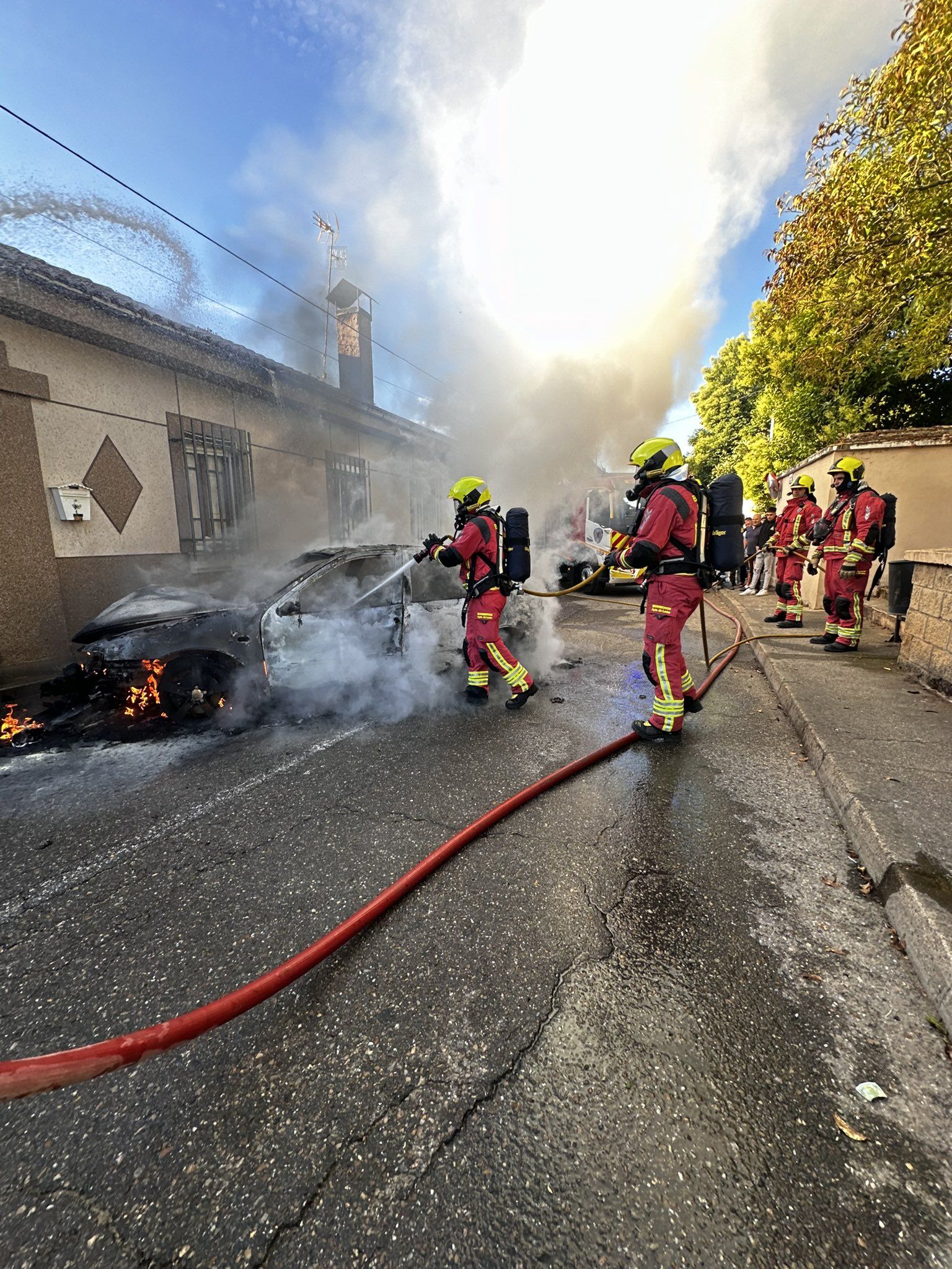 Los Bomberos de León intervienen en el accidente. | BOMBEROS DE LEÓN