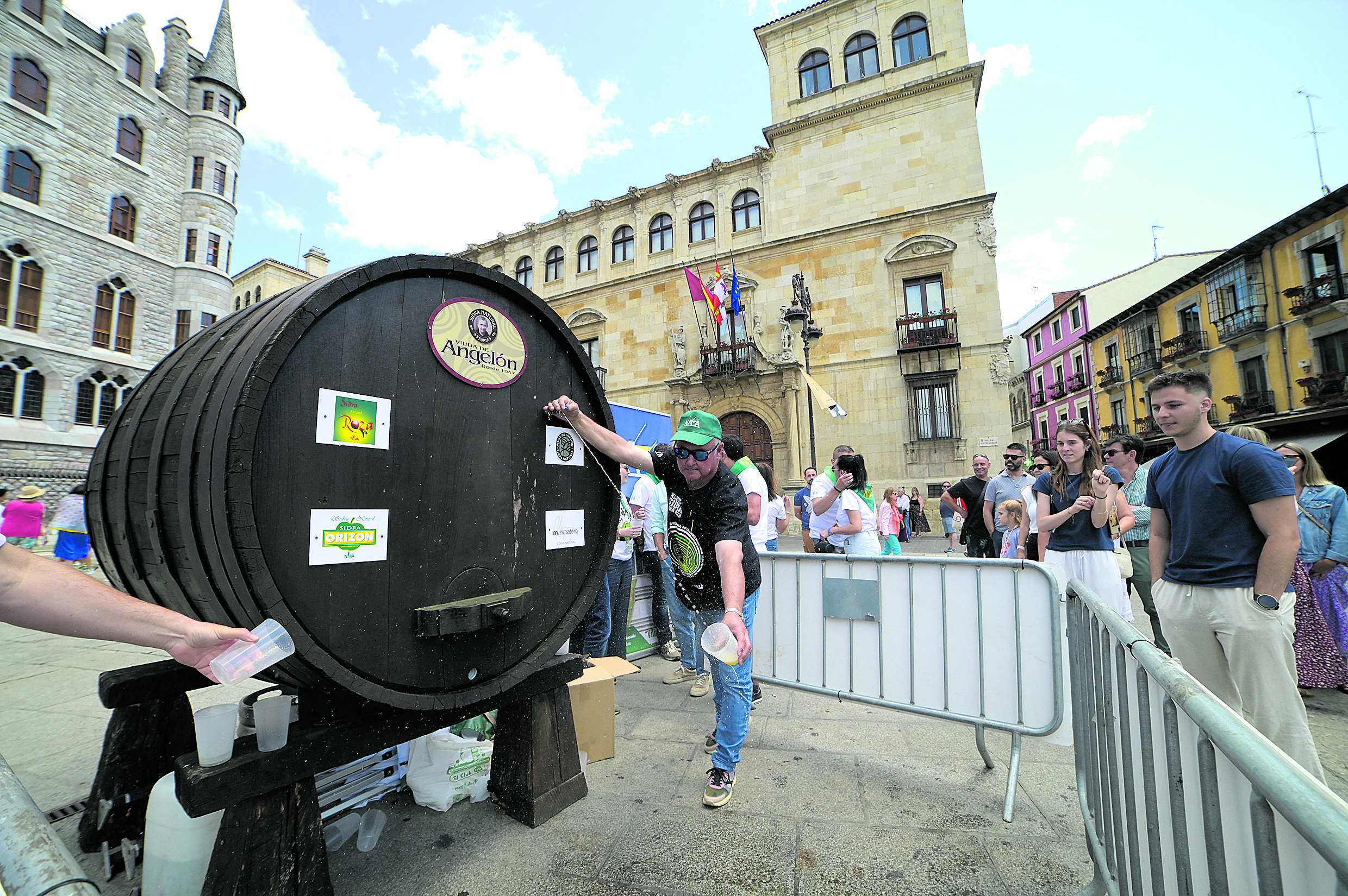 Se escanciaron unos 200 litros de sidra frente a Botines. | MAURICIO PEÑA