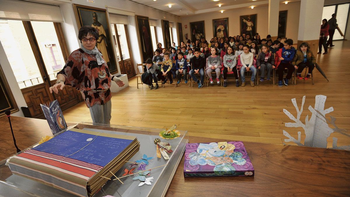 La escritora y editora Asunción Carracedo presentó ‘La leyenda de un beso’ en elSalón de los Reyes. | DANIEL MARTÍN
