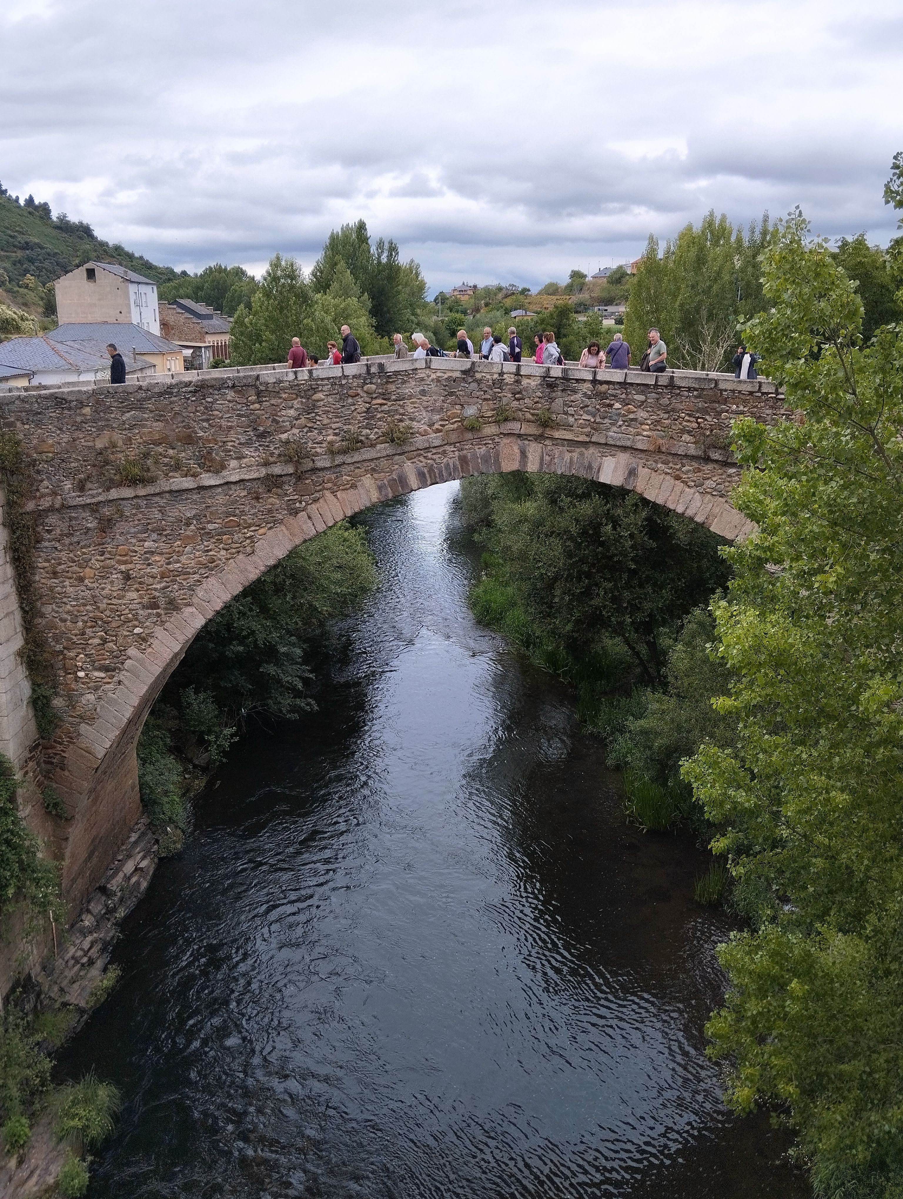 Los miembros de Aiprele cruzan el medieval Puente Boeza, en Ponferrada, camino de Santa María de Vizbayo.
