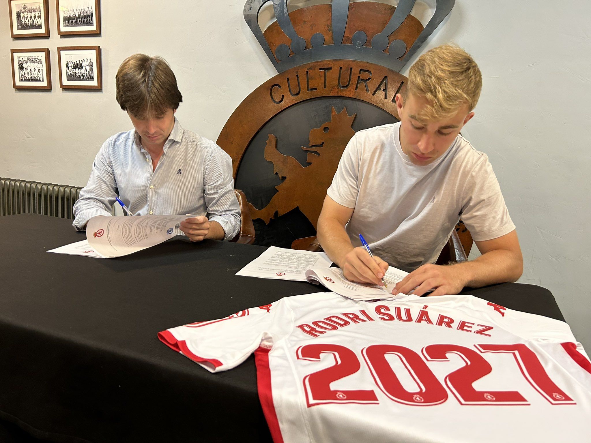 Rodri durante la firma de su contrato con José Manzanera | CYDL