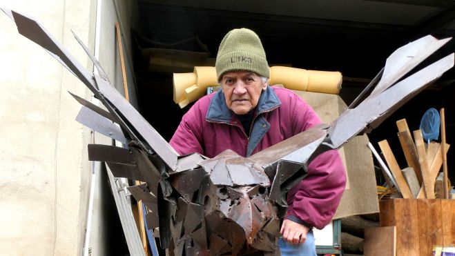 Con las alas abiertas, el águila de Cosme parece levantar el vuelo.