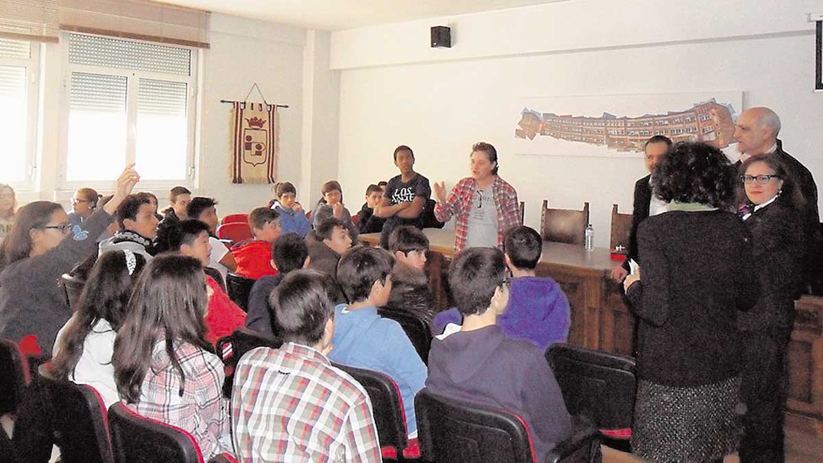 La sala de Juntas del IES Padre Isla se convirtió en una improvisado juzgado. | L.N.C.