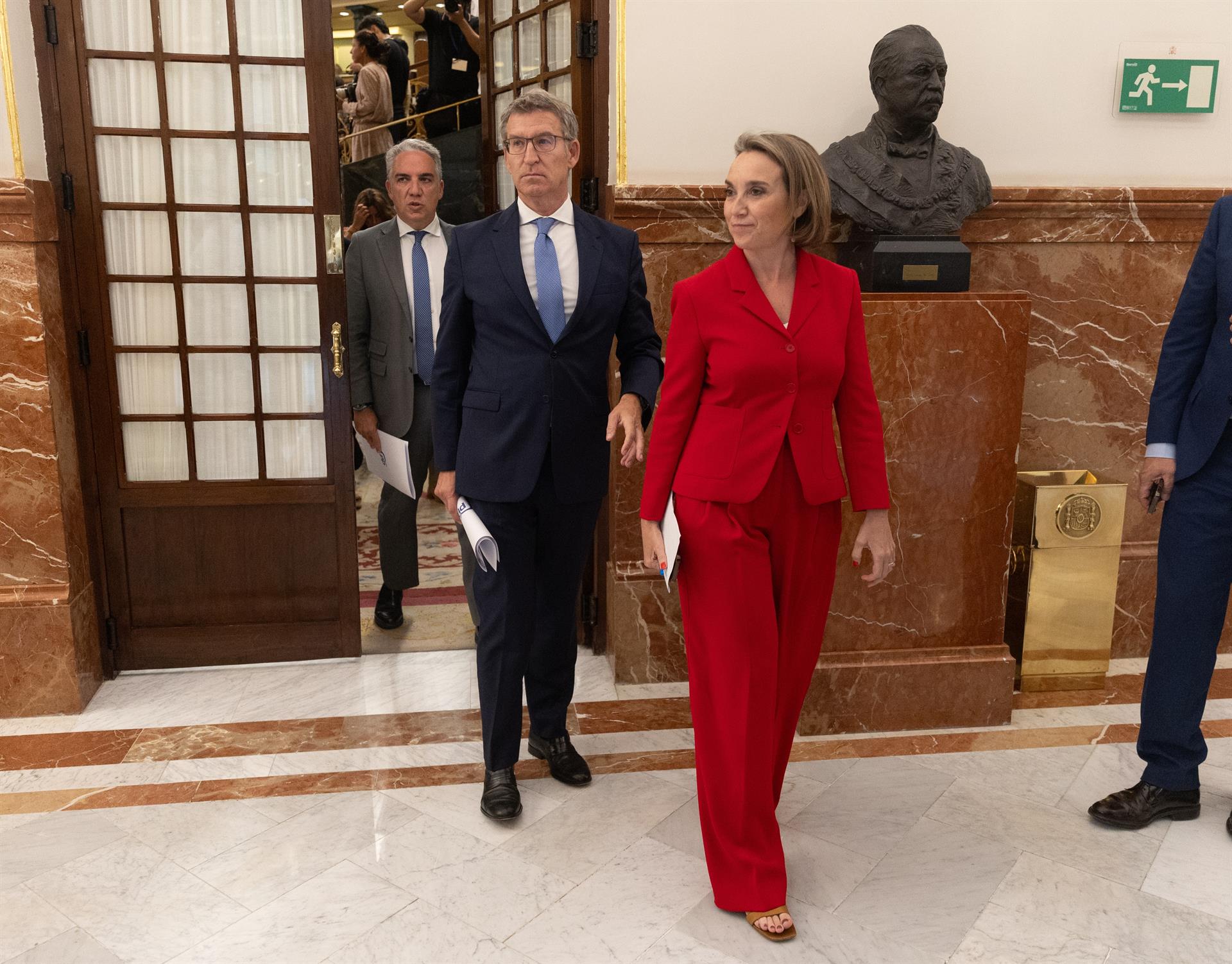 Elías Bendodo, Alberto Núñez Feijóo y Cuca Gamarra a su llegada al pleno extraordinario en el Congreso de los Diputados. | EP