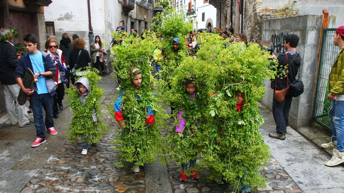 Niños vestidos de ‘maios’ en la celebración del año pasado. | C. SÁNCHEZ (Ical)