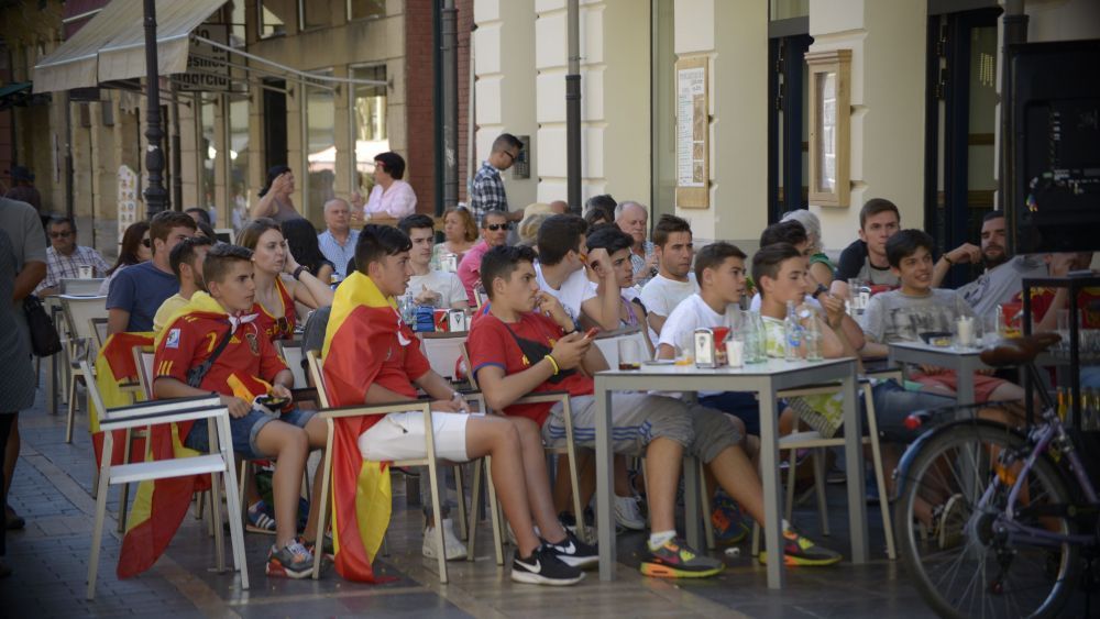 Aficionados viendo un partido de España en una imagen de archivo. | MAURICIO PEÑA