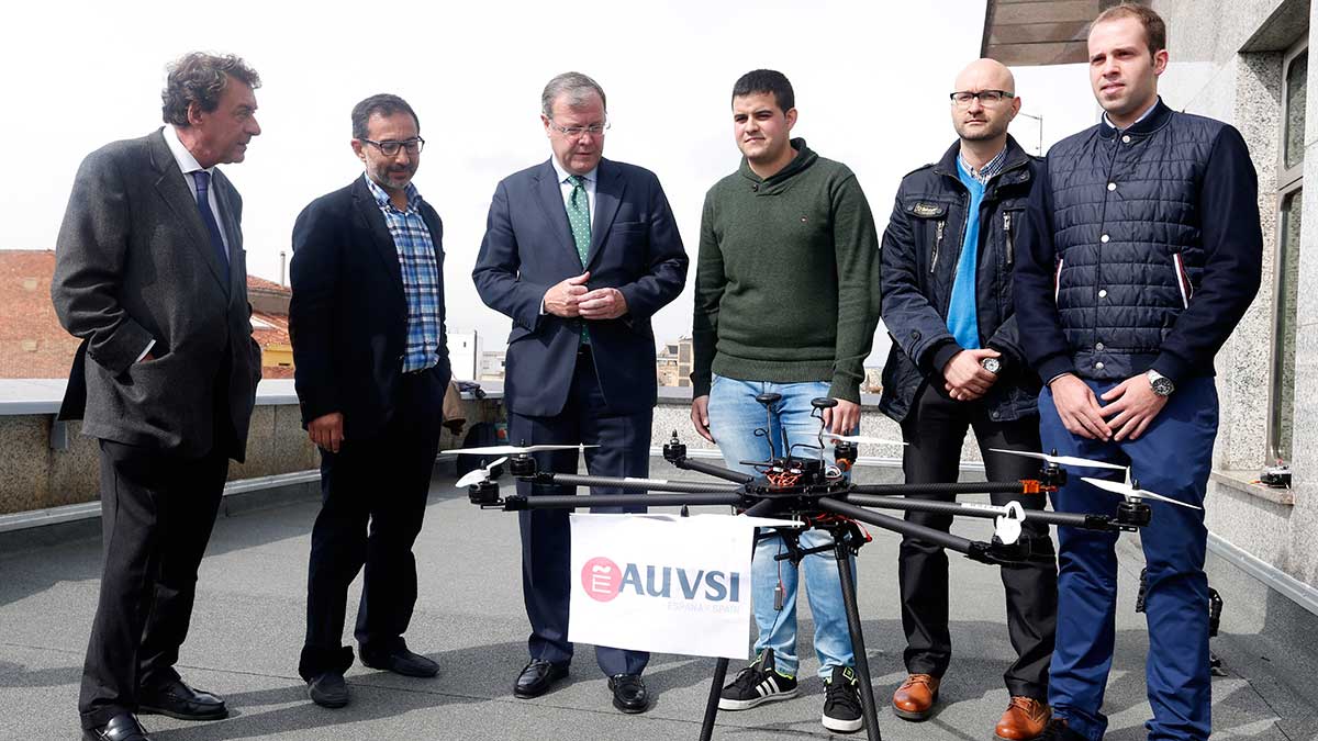 El alcalde de León, Antonio Silván, recibe a los representantes de la Asociación Internacional para Sistemas de Vehículos no Tripulados (AUVSI) tras convertirse León en la sede europea de drones. | ICAL
